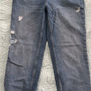 Trendy Distressed Ankle Jeans in Classic Blue